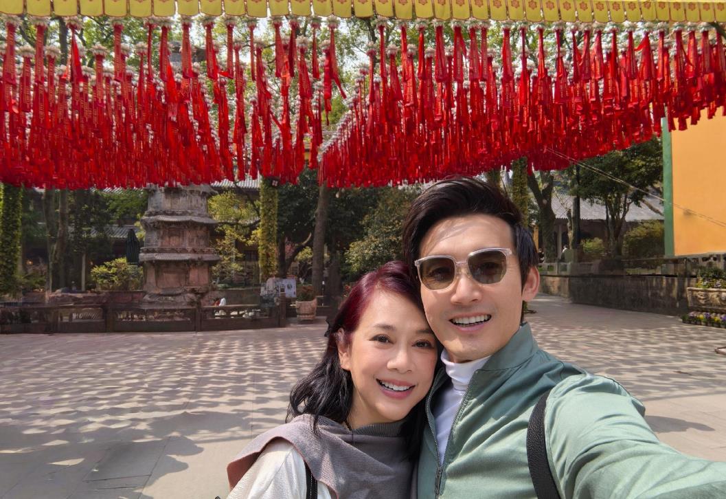 演藝圈姊弟戀夫妻！54歲大咖女星「嫁小8歲鮮肉尪」　現身機場「互動宛如偶像劇」網尖叫：太甜了