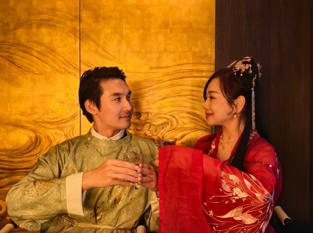 演藝圈姊弟戀夫妻！54歲大咖女星「嫁小8歲鮮肉尪」　現身機場「互動宛如偶像劇」網尖叫：太甜了