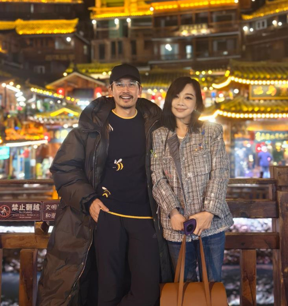 演藝圈姊弟戀夫妻！54歲大咖女星「嫁小8歲鮮肉尪」　現身機場「互動宛如偶像劇」網尖叫：太甜了