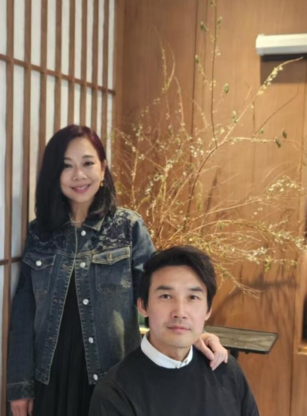 演藝圈姊弟戀夫妻！54歲大咖女星「嫁小8歲鮮肉尪」　現身機場「互動宛如偶像劇」網尖叫：太甜了