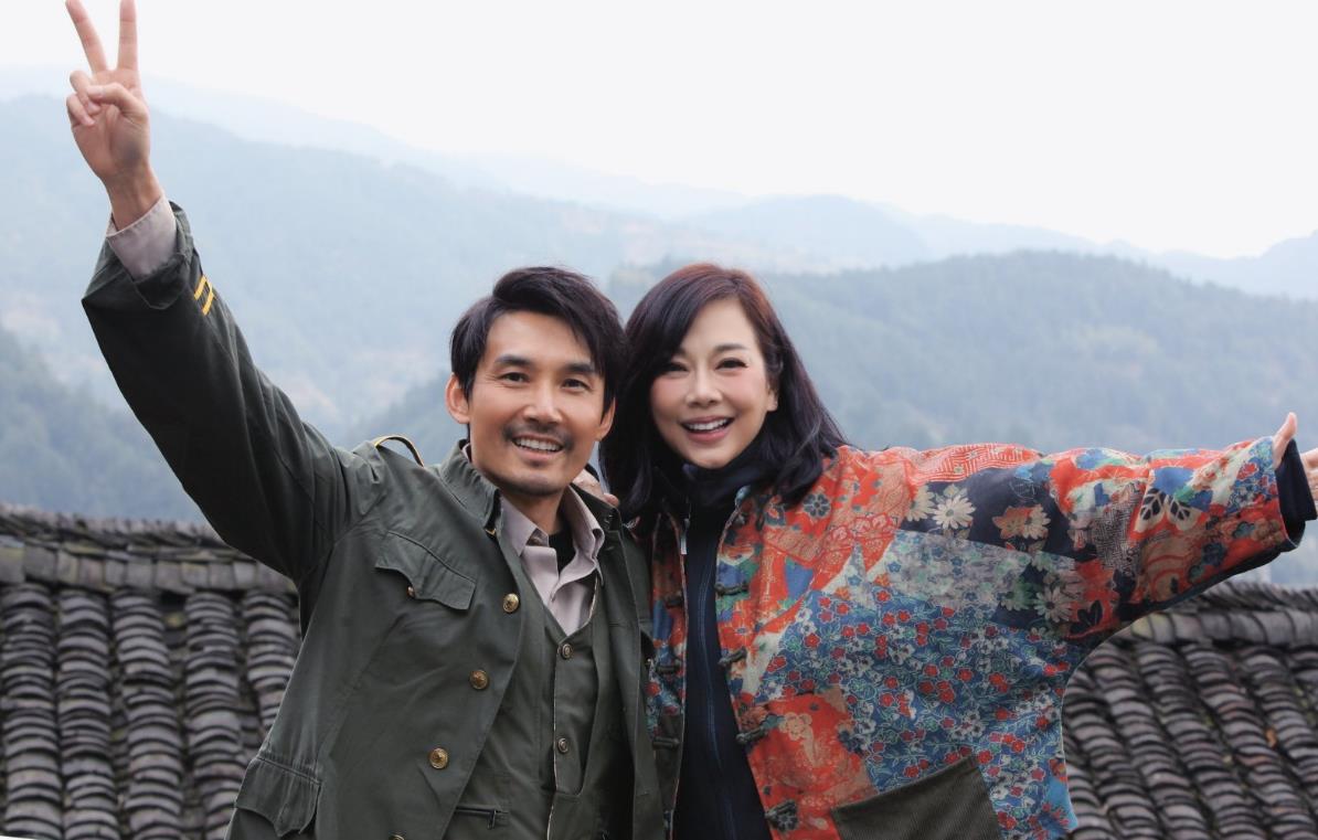 演藝圈姊弟戀夫妻！54歲大咖女星「嫁小8歲鮮肉尪」　現身機場「互動宛如偶像劇」網尖叫：太甜了