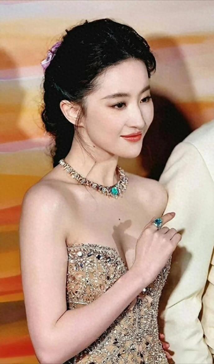 被酸嫁不出去！38歲劉亦菲沒回應「突PO居家自拍照」　下秒「慘遭鏡子出賣」網全暴動：真是好女人～