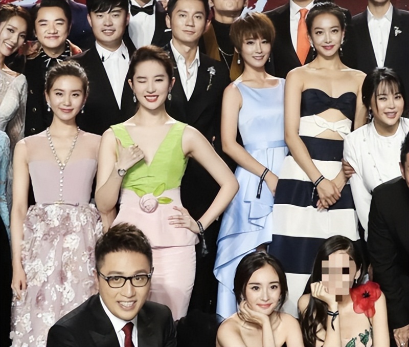 被酸嫁不出去！38歲劉亦菲沒回應「突PO居家自拍照」　下秒「慘遭鏡子出賣」網全暴動：真是好女人～