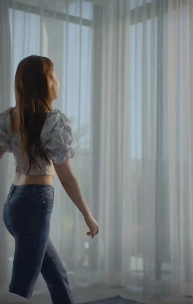 被酸嫁不出去！38歲劉亦菲沒回應「突PO居家自拍照」　下秒「慘遭鏡子出賣」網全暴動：真是好女人～