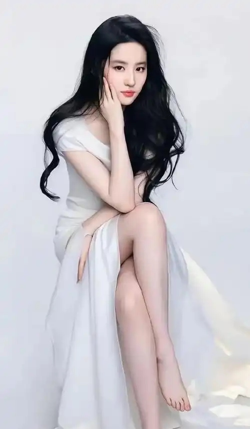 被酸嫁不出去！38歲劉亦菲沒回應「突PO居家自拍照」　下秒「慘遭鏡子出賣」網全暴動：真是好女人～