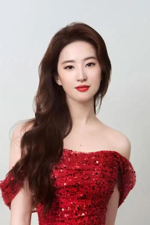 被酸嫁不出去！38歲劉亦菲沒回應「突PO居家自拍照」　下秒「慘遭鏡子出賣」網全暴動：真是好女人～