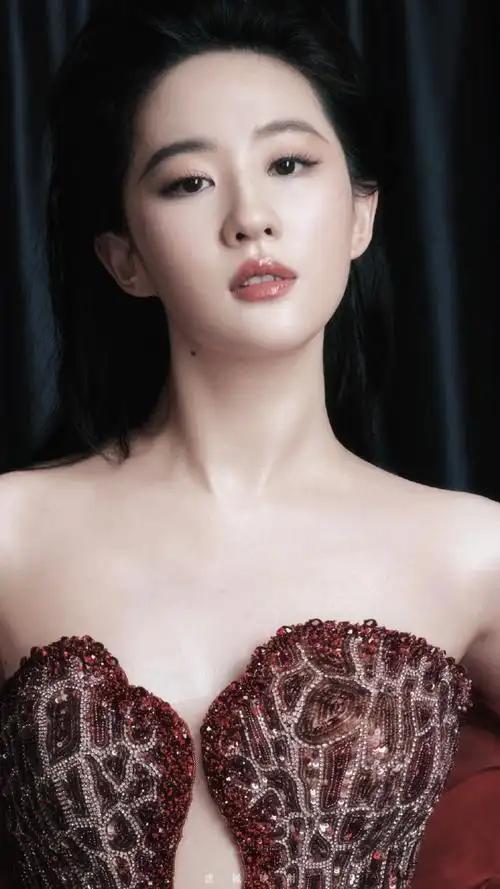 被酸嫁不出去！38歲劉亦菲沒回應「突PO居家自拍照」　下秒「慘遭鏡子出賣」網全暴動：真是好女人～