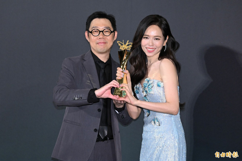 無預警報喜！41歲夏于喬「嫁二婚老公6年」　曬獎盃「獨一無二獎項」淚喊：年末最大獎