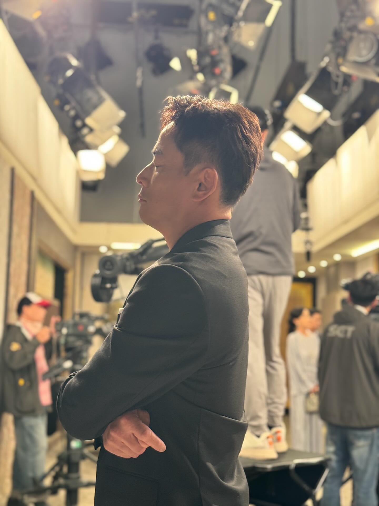 演技炸裂！55歲本土男星「爆瘦12公斤」好友看戲就噴淚　戲外「放閃8年老婆」寵妻好男人?