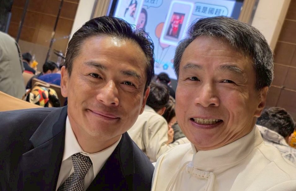 演技炸裂！55歲本土男星「爆瘦12公斤」好友看戲就噴淚　戲外「放閃8年老婆」寵妻好男人?