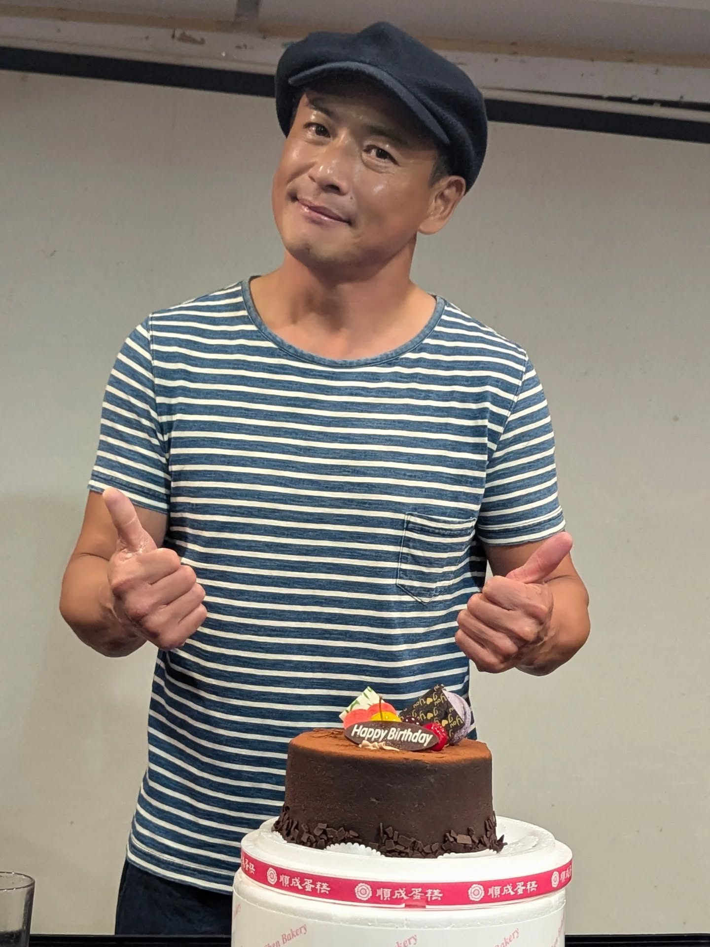 演技炸裂！55歲本土男星「爆瘦12公斤」好友看戲就噴淚　戲外「放閃8年老婆」寵妻好男人?