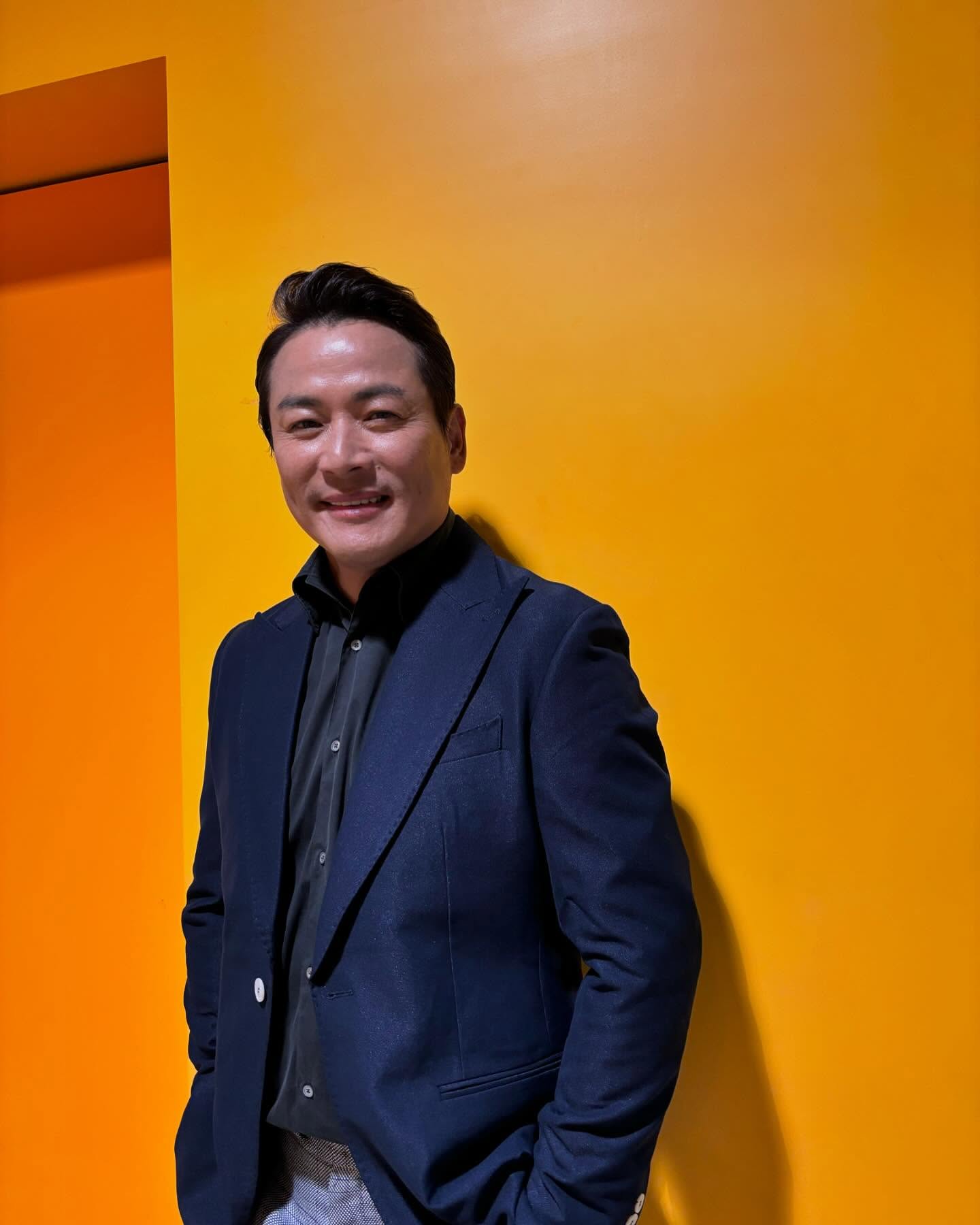 演技炸裂！55歲本土男星「爆瘦12公斤」好友看戲就噴淚　戲外「放閃8年老婆」寵妻好男人?