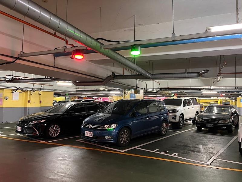 佛心降價?高雄停車場「一小時25元」駕駛狂喜 一開進去氣炸「差點被坑了」