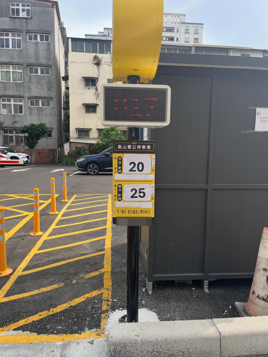佛心降價?高雄停車場「一小時25元」駕駛狂喜 一開進去氣炸「差點被坑了」