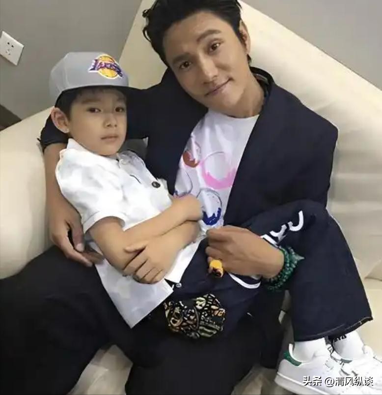 昔日男神也崩壞？54歲台灣男星「詭異透視裝現身」　粉絲一看破滅：「都是被逼的...」