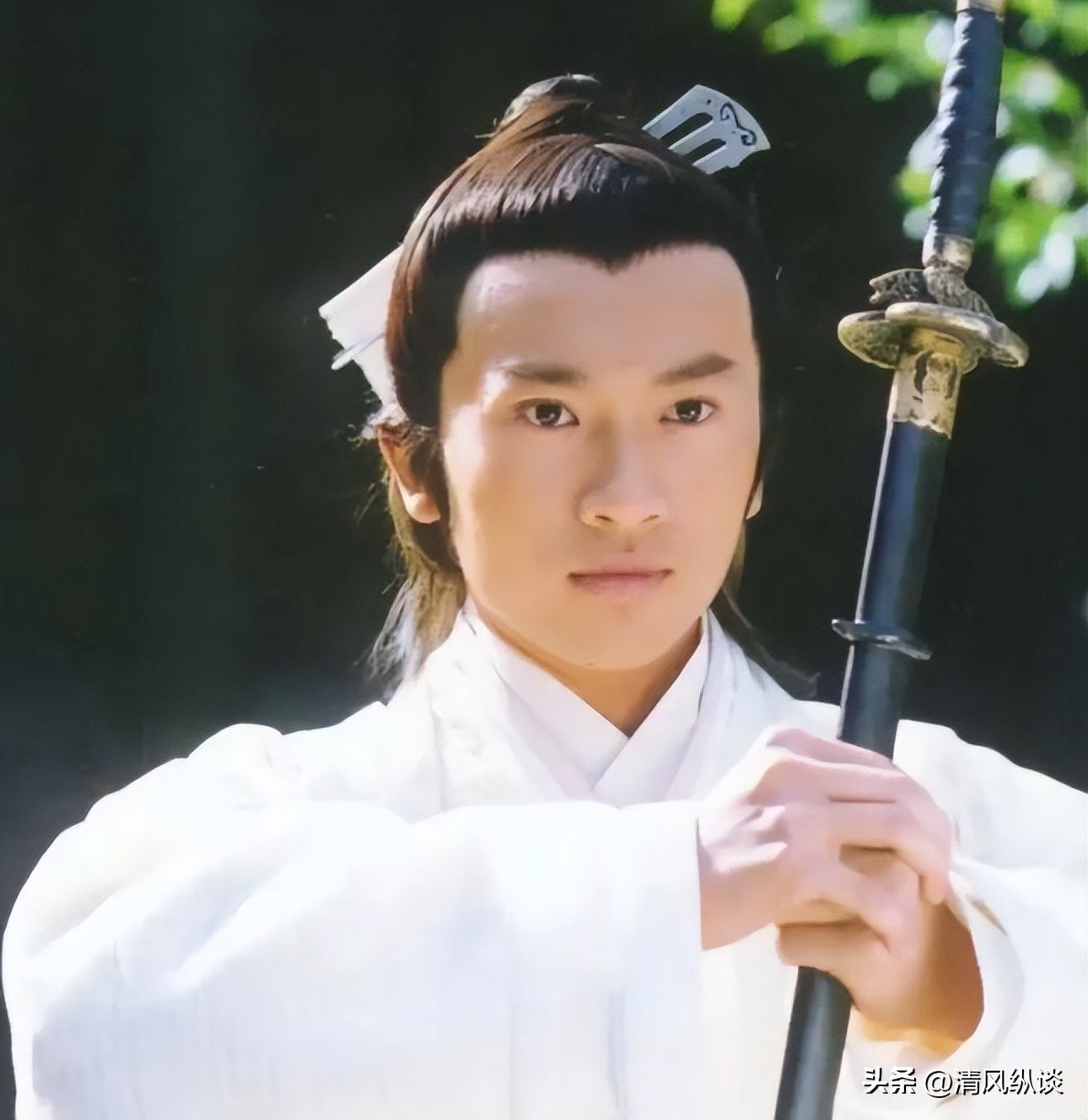 昔日男神也崩壞？54歲台灣男星「詭異透視裝現身」　粉絲一看破滅：「都是被逼的...」