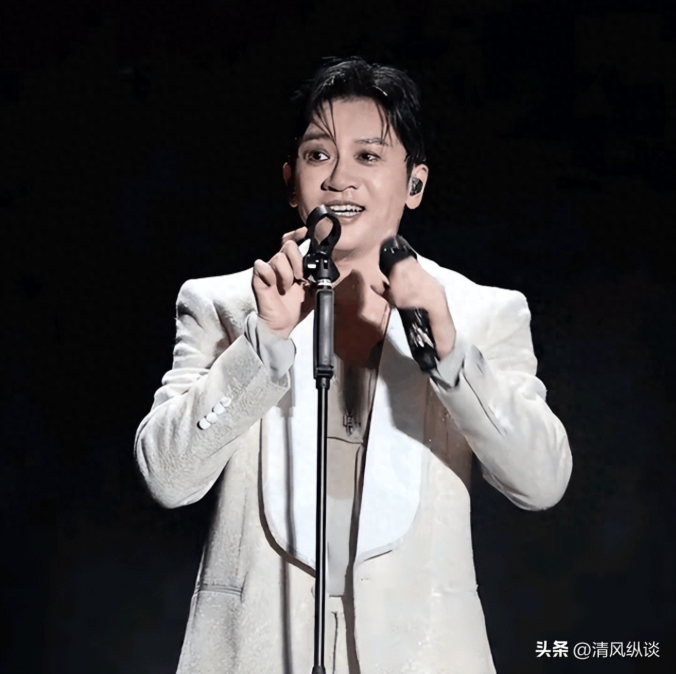 昔日男神也崩壞？54歲台灣男星「詭異透視裝現身」　粉絲一看破滅：「都是被逼的...」