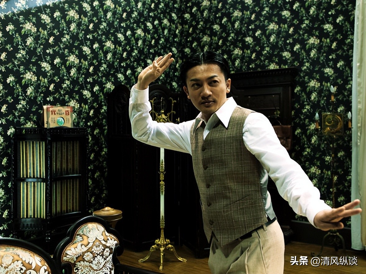 昔日男神也崩壞？54歲台灣男星「詭異透視裝現身」　粉絲一看破滅：「都是被逼的...」