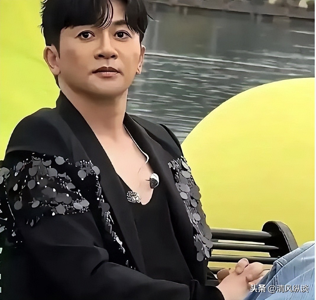 昔日男神也崩壞？54歲台灣男星「詭異透視裝現身」　粉絲一看破滅：「都是被逼的...」