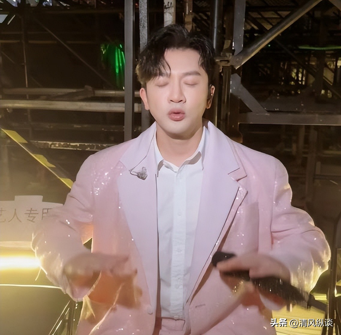 昔日男神也崩壞？54歲台灣男星「詭異透視裝現身」　粉絲一看破滅：「都是被逼的...」