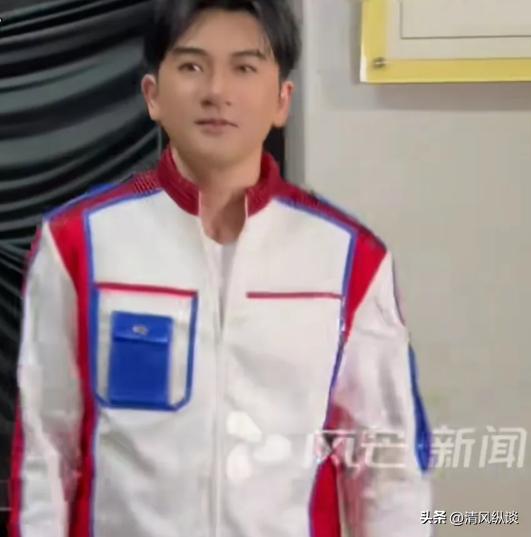 昔日男神也崩壞？54歲台灣男星「詭異透視裝現身」　粉絲一看破滅：「都是被逼的...」