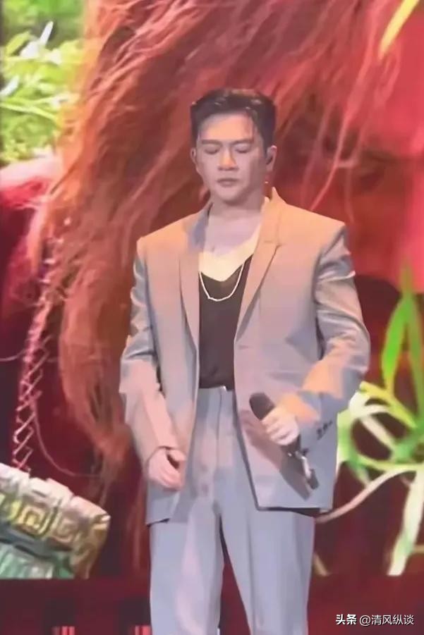 昔日男神也崩壞？54歲台灣男星「詭異透視裝現身」　粉絲一看破滅：「都是被逼的...」