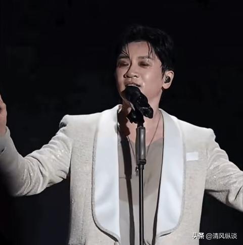 昔日男神也崩壞？54歲台灣男星「詭異透視裝現身」　粉絲一看破滅：「都是被逼的...」