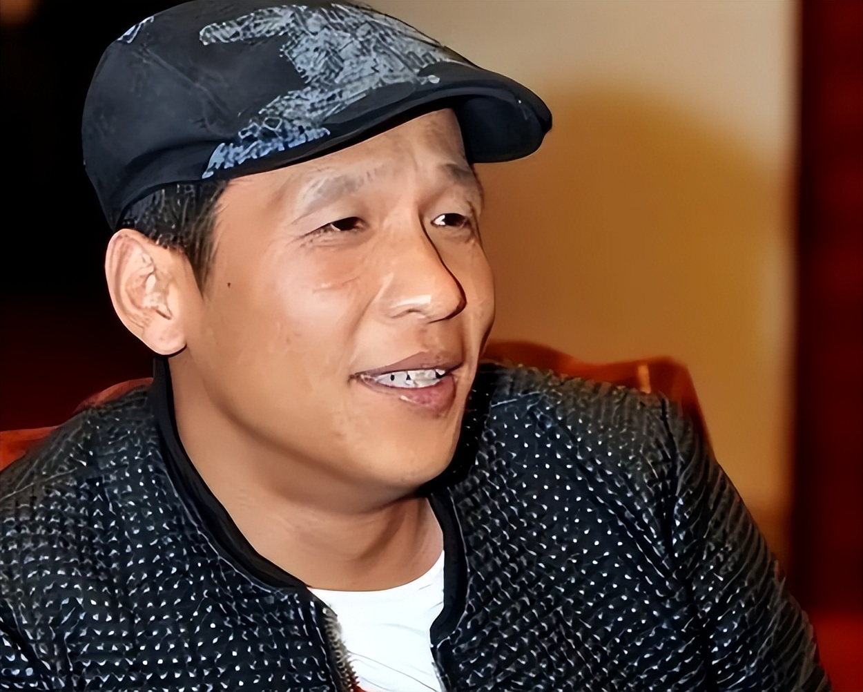 成名後拋棄原配！44歲資深男星「離婚秒娶女粉絲」　如今面相變了「當年報應也來了」網嘆：自作自受...