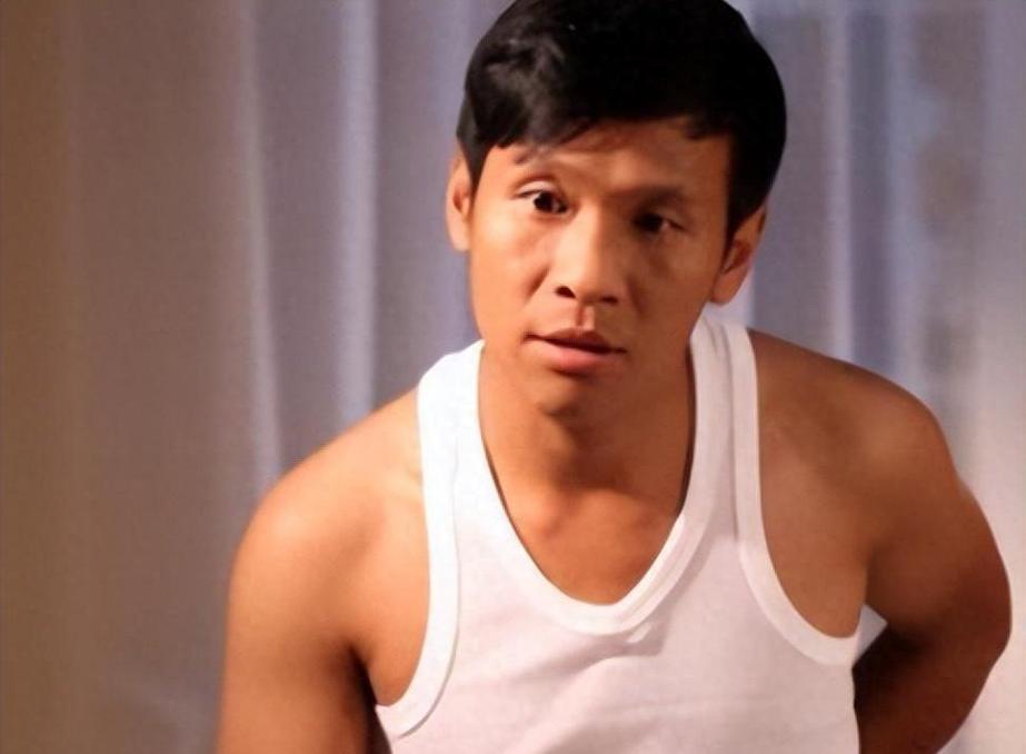 成名後拋棄原配！44歲資深男星「離婚秒娶女粉絲」　如今面相變了「當年報應也來了」網嘆：自作自受...