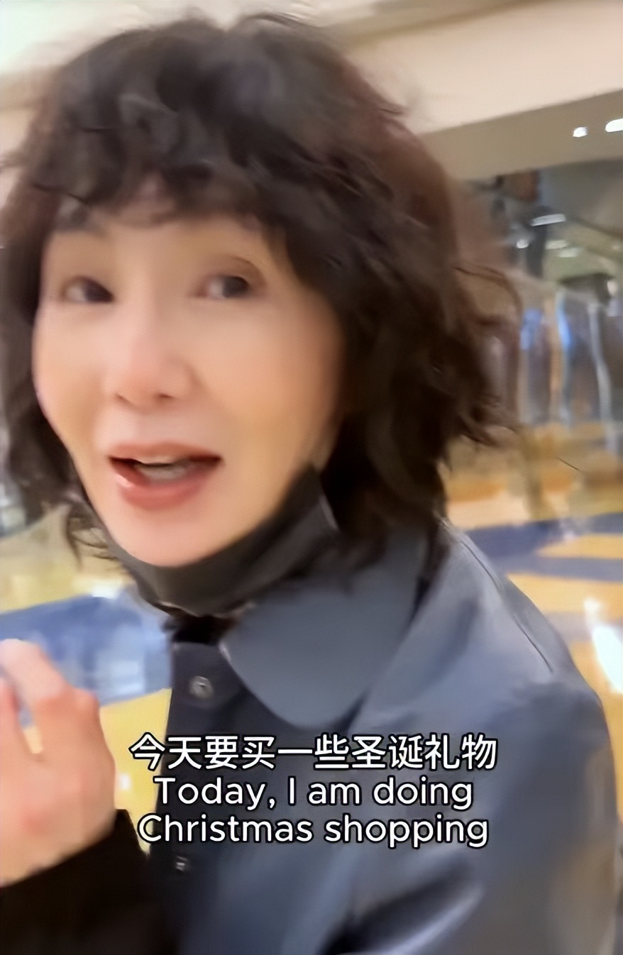 超樸實無華！61歲影后被拍「一頭歐巴桑捲髮」　瘦到皮包骨「買打折商品樂歪」：最真實的巨星