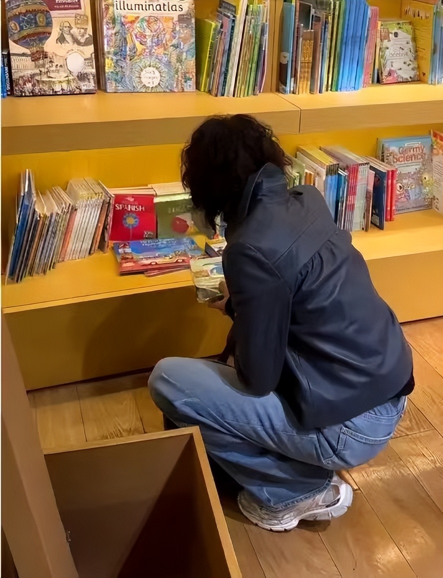 超樸實無華！61歲影后被拍「一頭歐巴桑捲髮」　瘦到皮包骨「買打折商品樂歪」：最真實的巨星