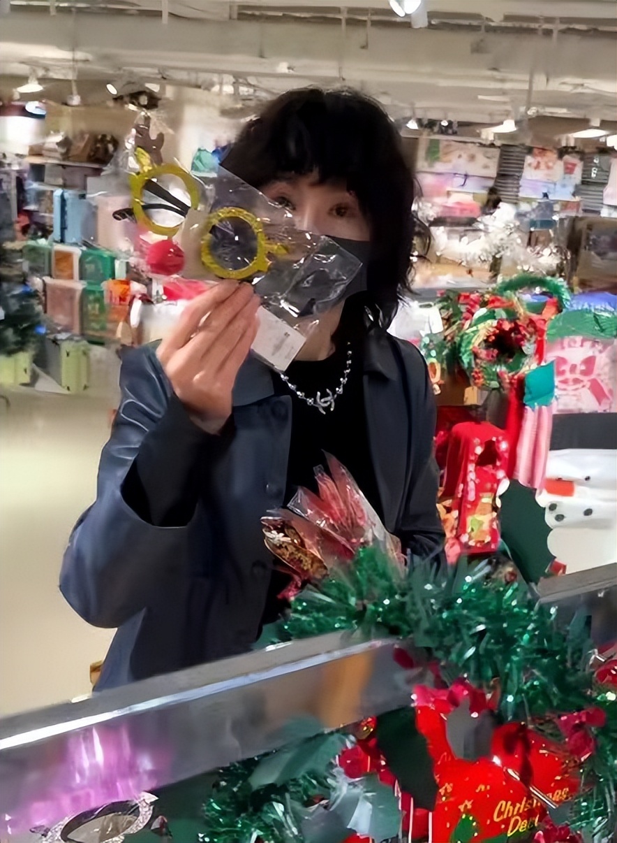 超樸實無華！61歲影后被拍「一頭歐巴桑捲髮」　瘦到皮包骨「買打折商品樂歪」：最真實的巨星