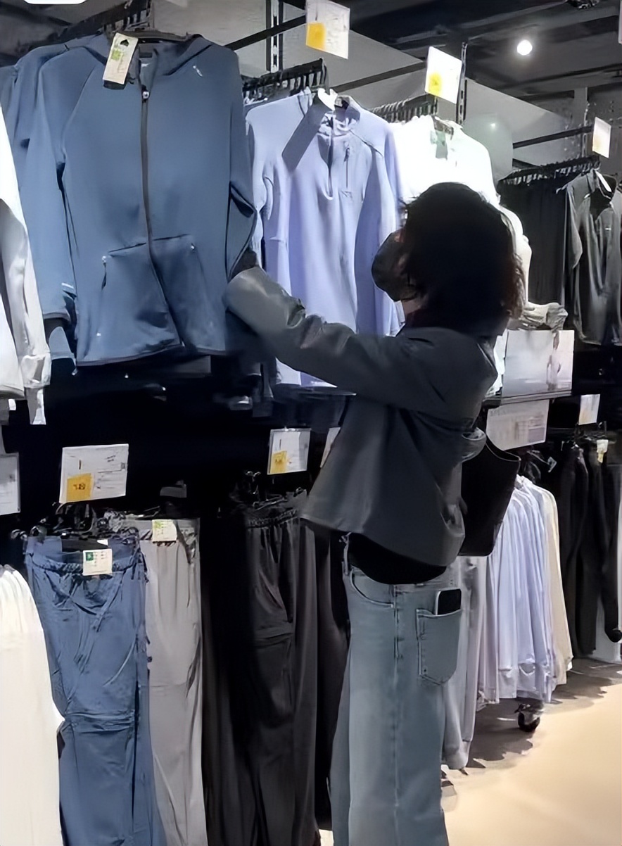 超樸實無華！61歲影后被拍「一頭歐巴桑捲髮」　瘦到皮包骨「買打折商品樂歪」：最真實的巨星