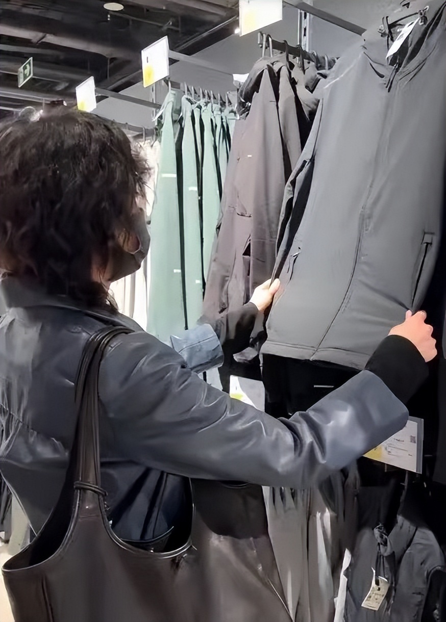 超樸實無華！61歲影后被拍「一頭歐巴桑捲髮」　瘦到皮包骨「買打折商品樂歪」：最真實的巨星