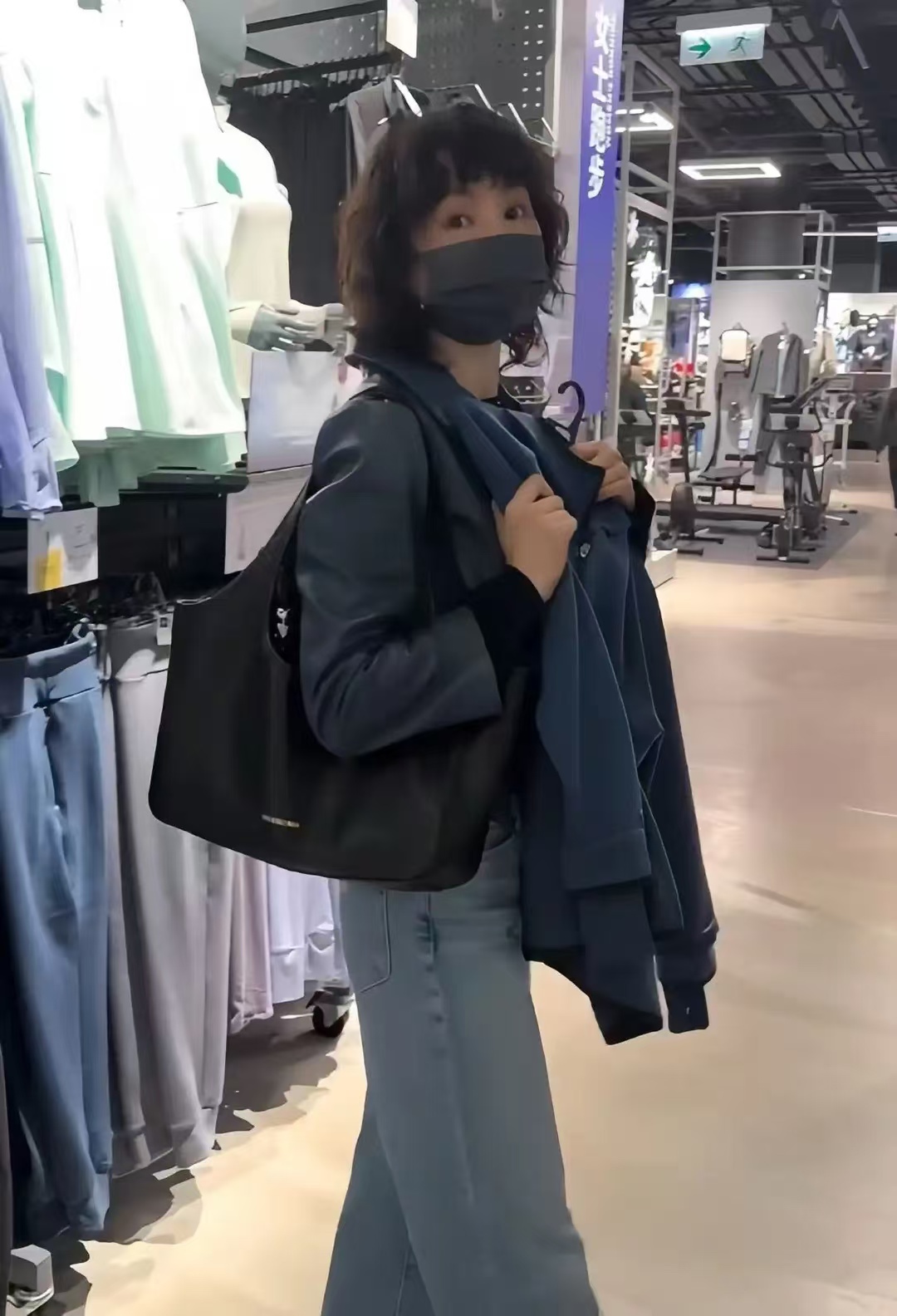 超樸實無華！61歲影后被拍「一頭歐巴桑捲髮」　瘦到皮包骨「買打折商品樂歪」：最真實的巨星