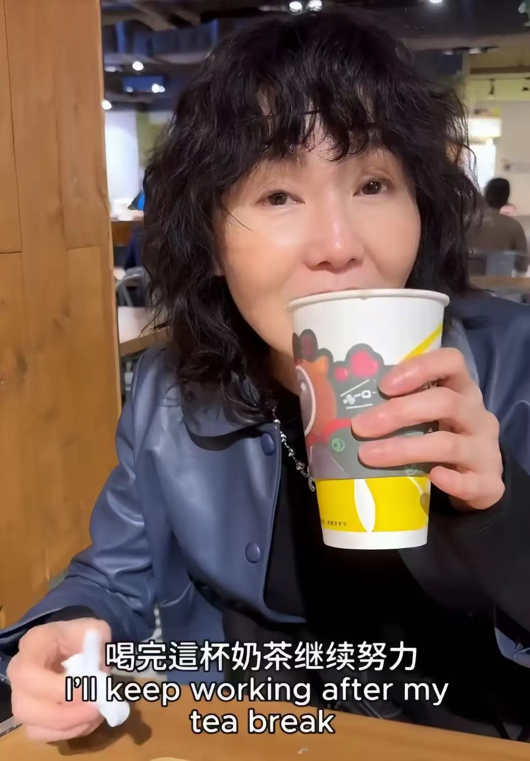 超樸實無華！61歲影后被拍「一頭歐巴桑捲髮」　瘦到皮包骨「買打折商品樂歪」：最真實的巨星