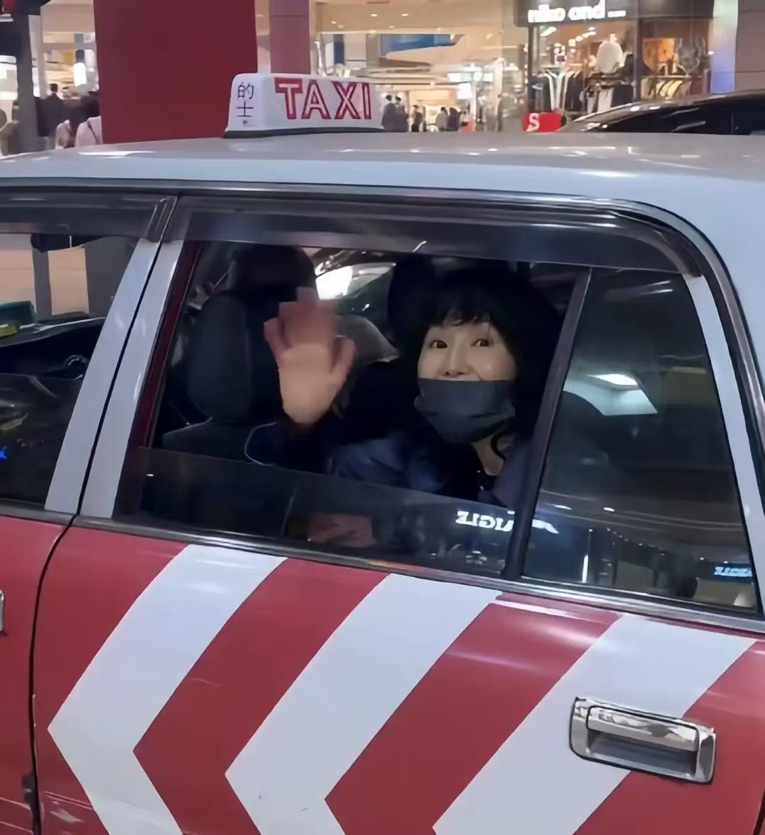 超樸實無華！61歲影后被拍「一頭歐巴桑捲髮」　瘦到皮包骨「買打折商品樂歪」：最真實的巨星