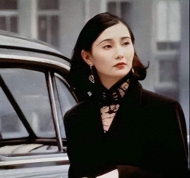 超樸實無華！61歲影后被拍「一頭歐巴桑捲髮」　瘦到皮包骨「買打折商品樂歪」：最真實的巨星