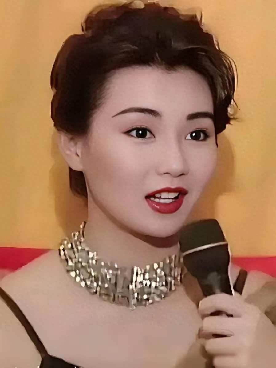 超樸實無華！61歲影后被拍「一頭歐巴桑捲髮」　瘦到皮包骨「買打折商品樂歪」：最真實的巨星