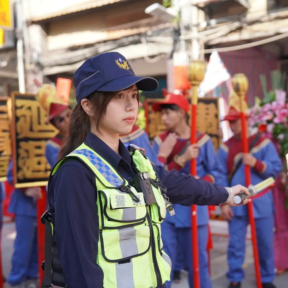 青山王祭「仙氣女警」引80萬網暴動！口罩拿下後「超正美貌曝光」