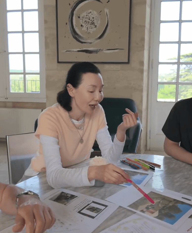 超樸實無華！61歲影后被拍「一頭歐巴桑捲髮」　瘦到皮包骨「買打折商品樂歪」：最真實的巨星