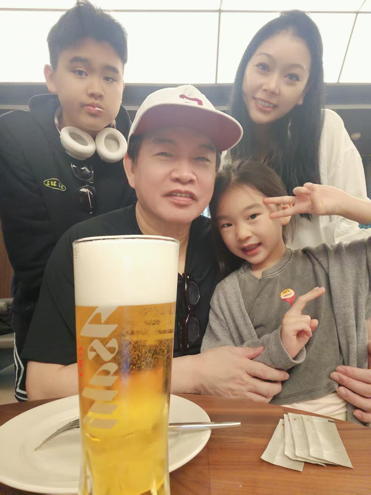 才自爆4病纏身！58歲康康驚傳「躺地好幾分鐘」無人發現　為年幼子女拼過頭「最新傷勢曝光」