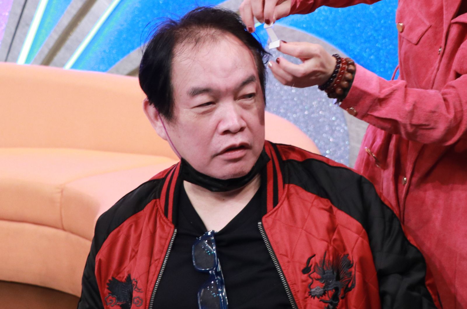 才自爆4病纏身！58歲康康驚傳「躺地好幾分鐘」無人發現　為年幼子女拼過頭「最新傷勢曝光」