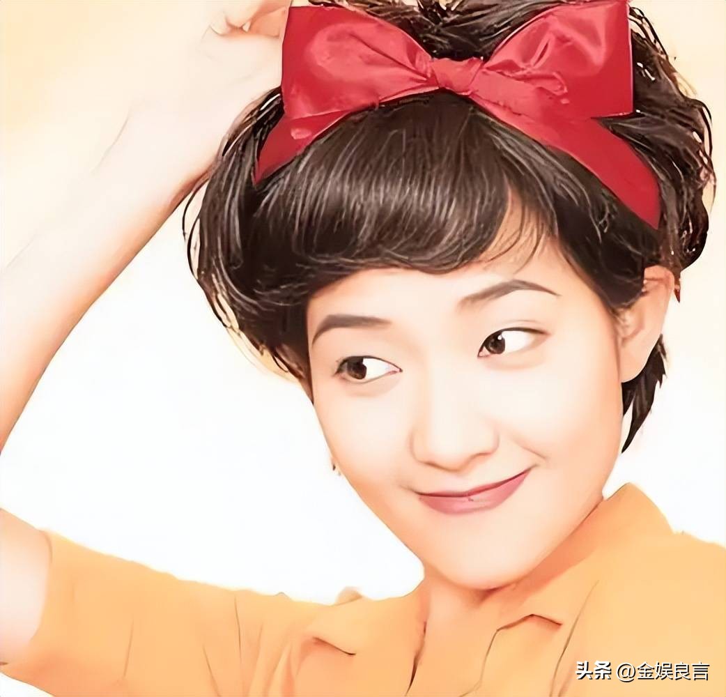 大S生前好友！48歲金曲歌后「綠髮臃腫現身」 網酸爆「昔日甜美外表全變樣」：還以為是男的