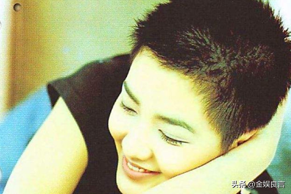 大S生前好友！48歲金曲歌后「綠髮臃腫現身」 網酸爆「昔日甜美外表全變樣」：還以為是男的