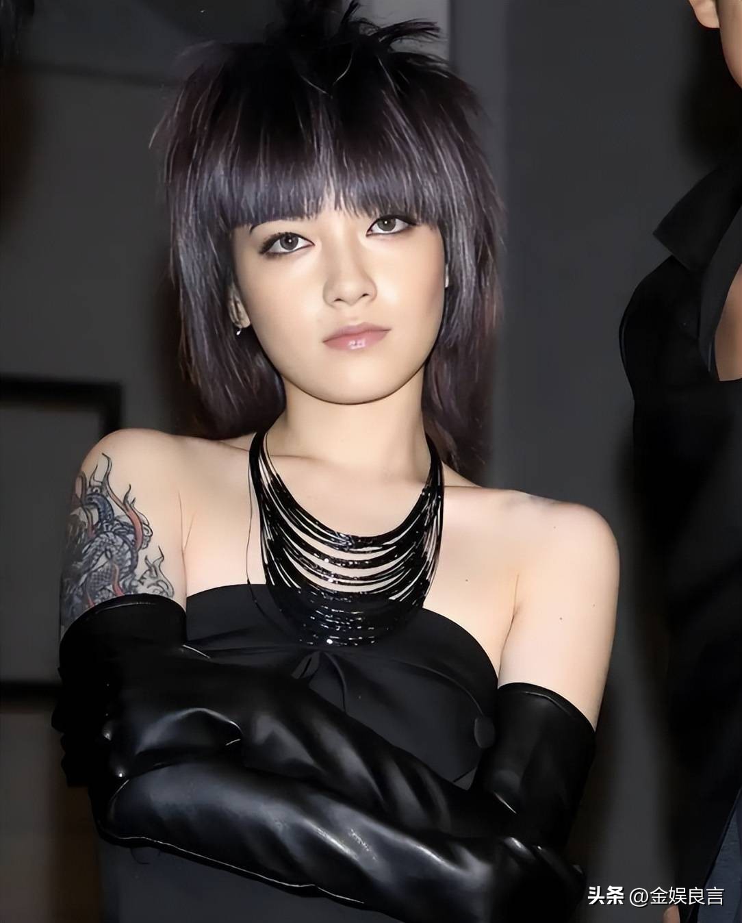 大S生前好友！48歲金曲歌后「綠髮臃腫現身」 網酸爆「昔日甜美外表全變樣」：還以為是男的