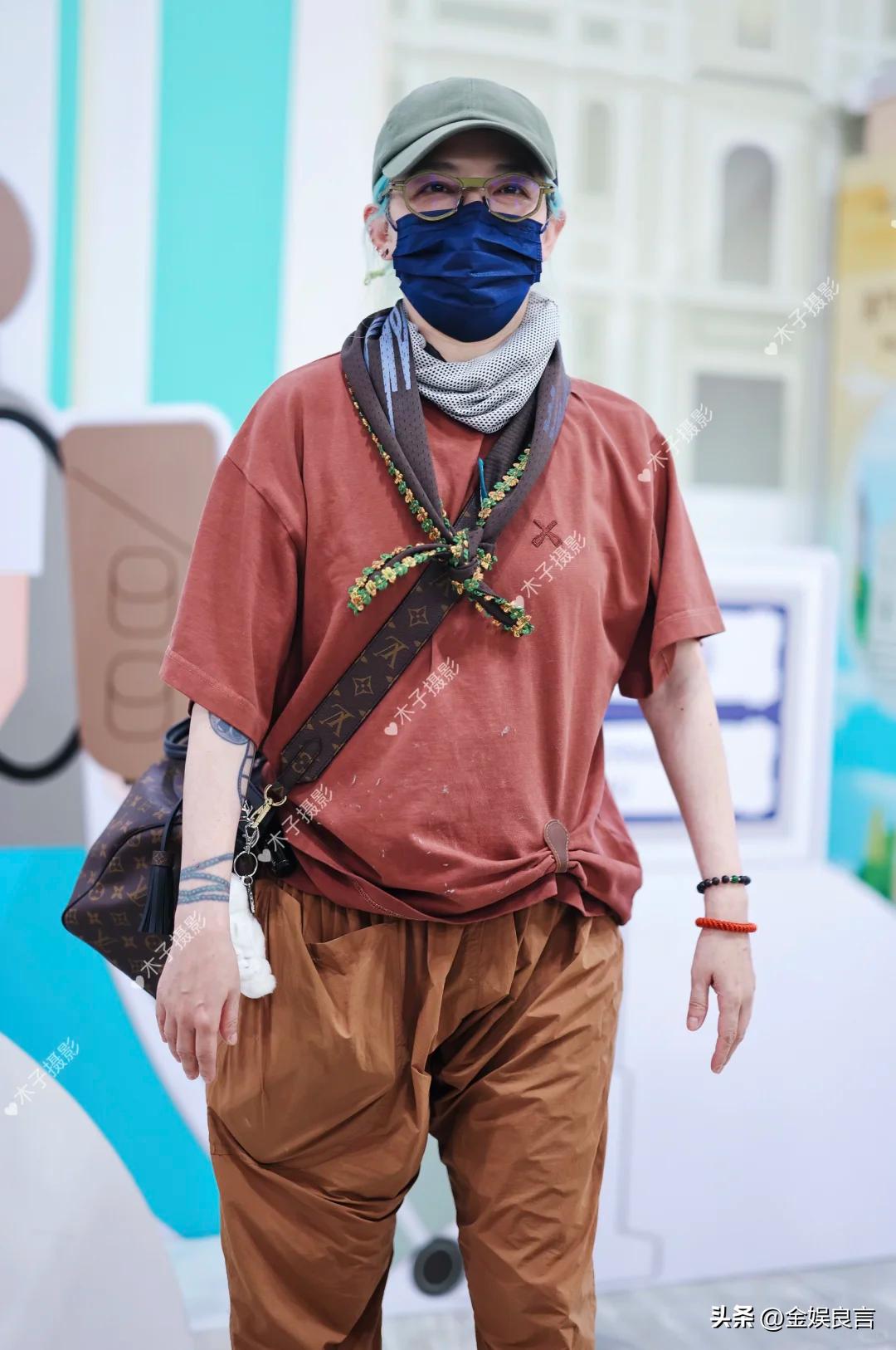 大S生前好友！48歲金曲歌后「綠髮臃腫現身」 網酸爆「昔日甜美外表全變樣」：還以為是男的