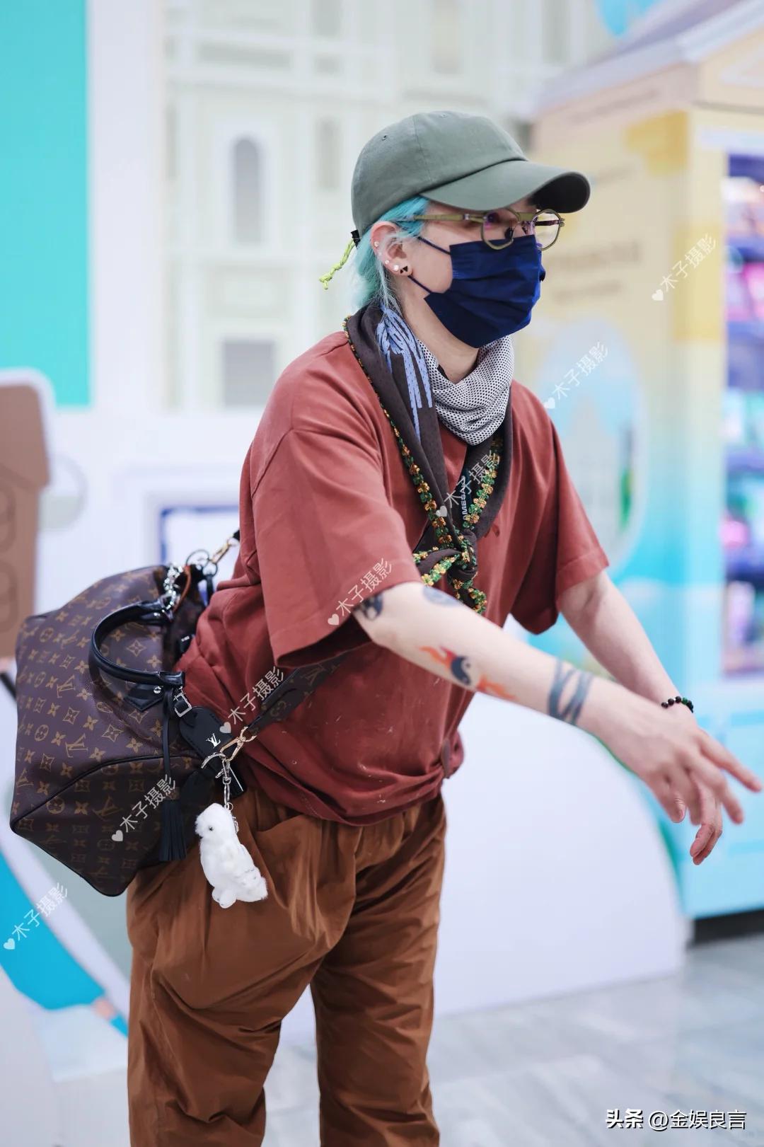 大S生前好友！48歲金曲歌后「綠髮臃腫現身」 網酸爆「昔日甜美外表全變樣」：還以為是男的