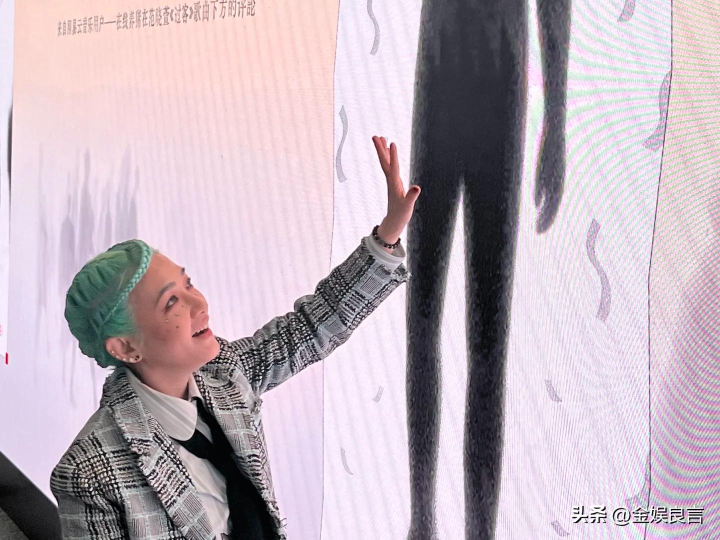 大S生前好友！48歲金曲歌后「綠髮臃腫現身」 網酸爆「昔日甜美外表全變樣」：還以為是男的