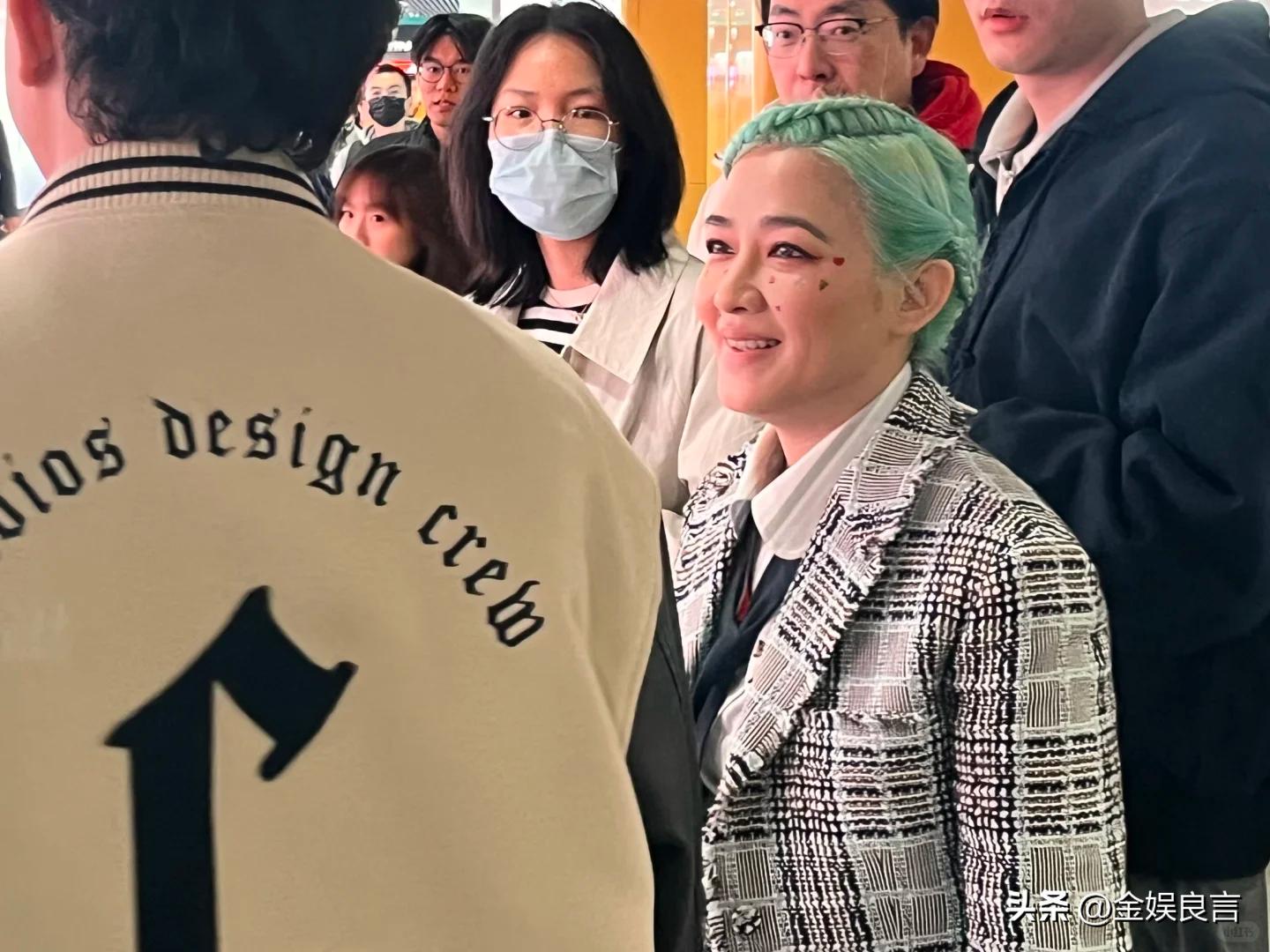 大S生前好友！48歲金曲歌后「綠髮臃腫現身」 網酸爆「昔日甜美外表全變樣」：還以為是男的